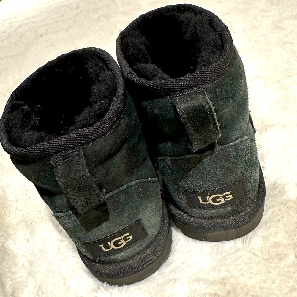 Kids Uggs Size Big Kid 3. Worn only a few times.